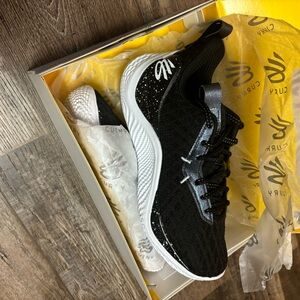 Brand new Under Armour Currys. Mens size 6 women’s size 7.5